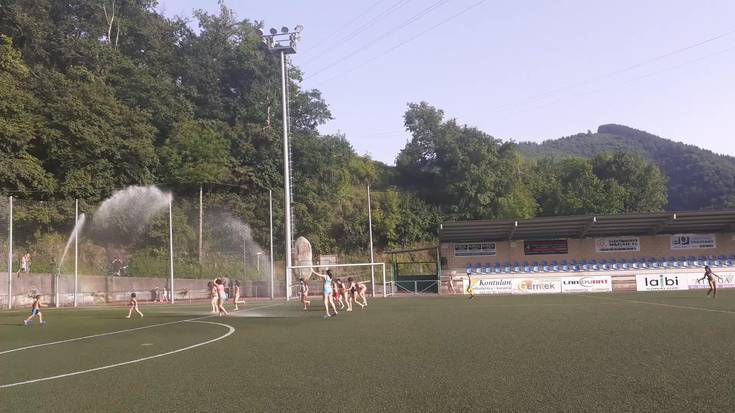 Ur-txorroak ailegatu bitartean…