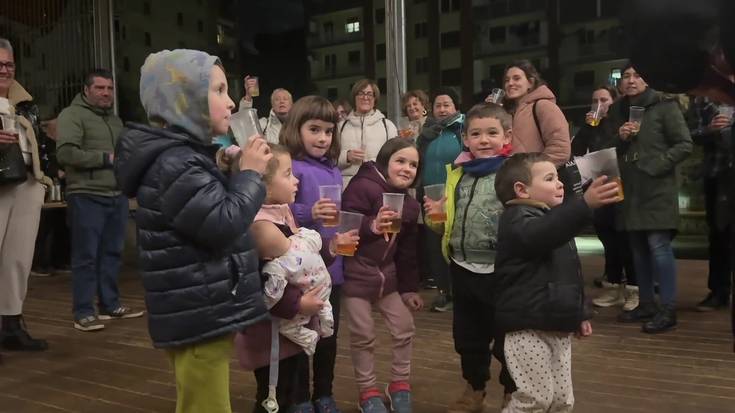 Topa eta dantza egiten ospatu zuten mallabitarrek Euskararen Eguna