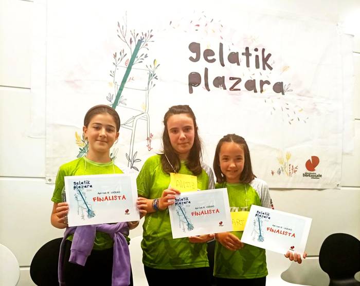 Gelatik Plazara sariketako finalean parte hartu du Mendaroko bertso eskolako hirukote batek gaur, Lazkaon