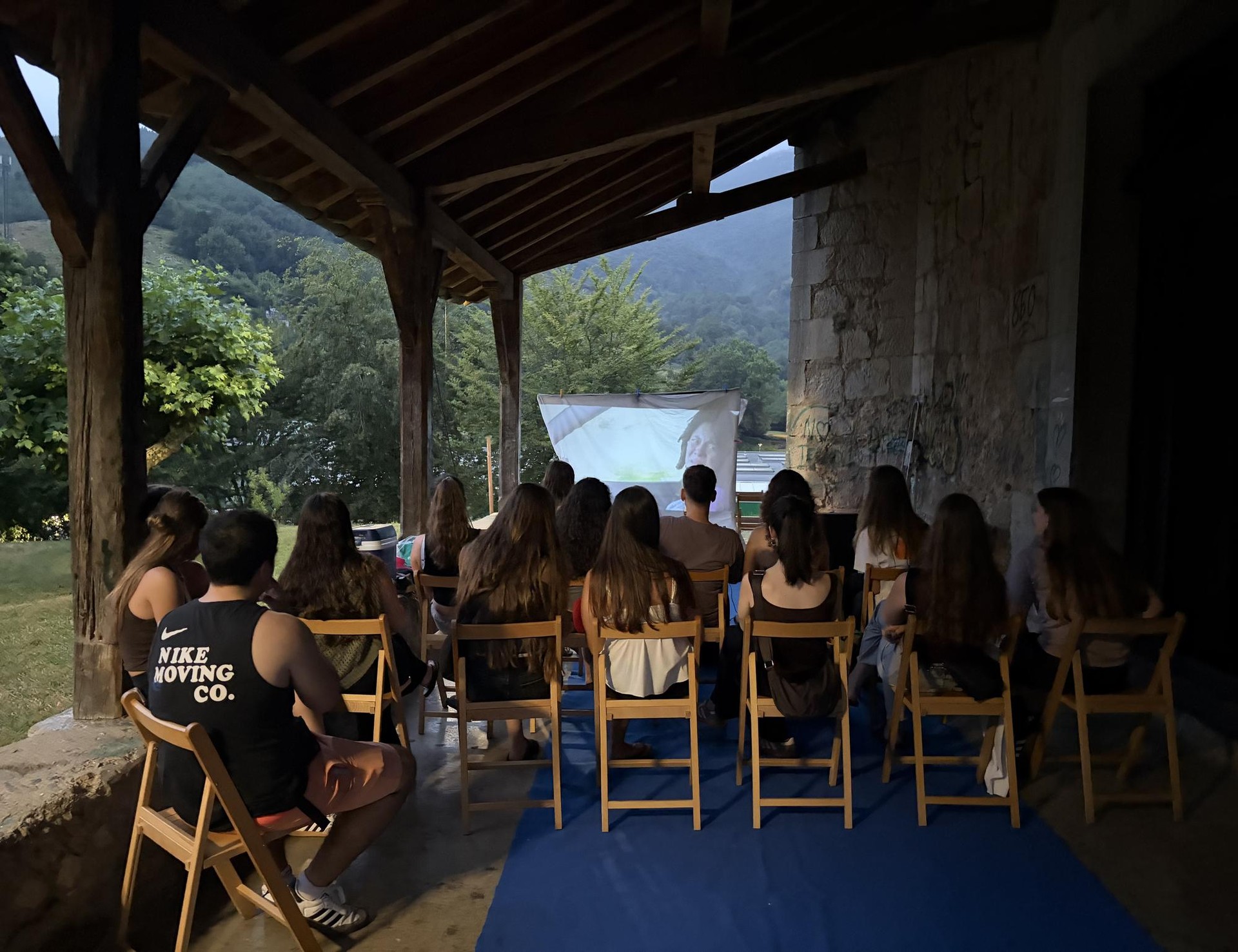 Ezohiko lekuan egin duten zine emanaldiarekin hasi dute Mendaroko Gazte Asanbladakoek udako kultur egitaraua