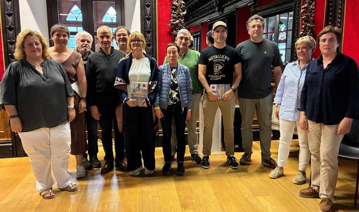 Banatu dituzte 'Deba 100 hitzetan' eta eskolako ipuin eta ilustrazio lehiaketen sariak