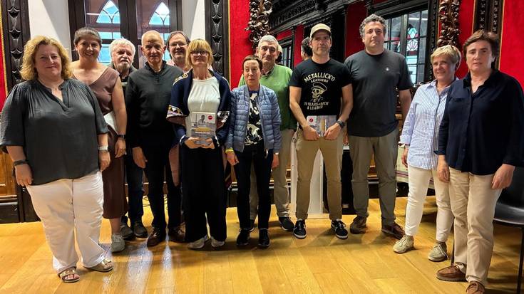 Banatu dituzte 'Deba 100 hitzetan' eta eskolako ipuin eta ilustrazio lehiaketen sariak