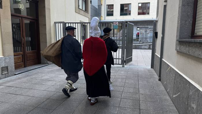 Olentzeroren eta Mari Domingiren bisita jaso dute gaur herriko haurrek