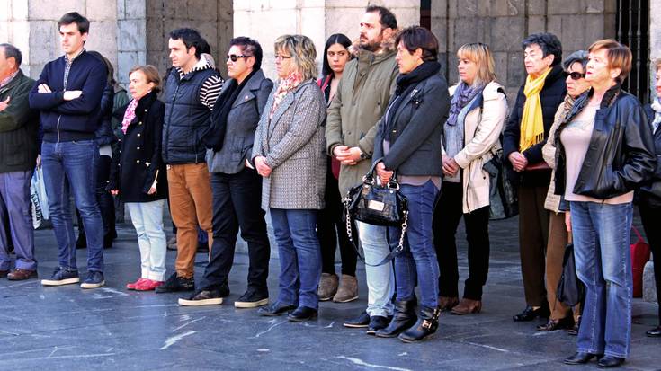 Elkarretaratzea egin dute Elgoibarren, Parisko atentatuak gaitzesteko