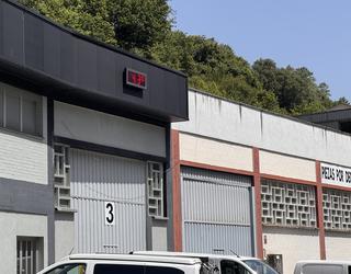 Eguaztenera arte luzatu den alarma gorria hasi da eragina izaten zerbitzuetan eta ospakizunetan