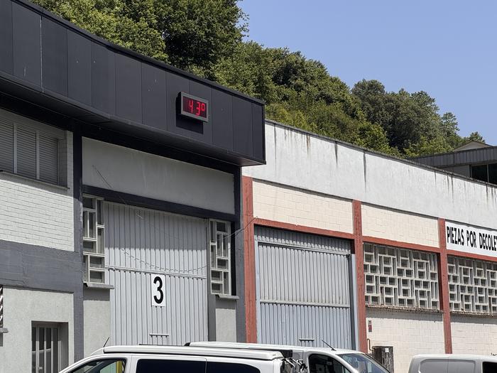 Eguaztenera arte luzatu den alarma gorria hasi da eragina izaten zerbitzuetan eta ospakizunetan