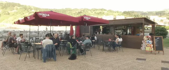 Gazte elgoibartar bat larri dago muztioaren ordez zerbitzariak, nahi gabe, zerbitzatutako garbikaria edateagatik