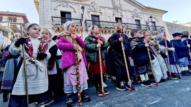 Elgoibar Ikastolako ikasleen santa eskea, argazkietan