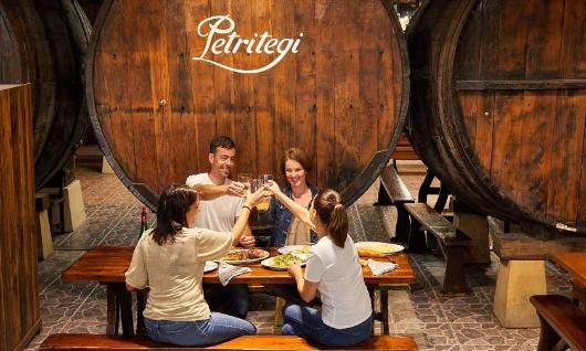 Debako Arbil Elkarte Sozialak Petritegi sagardotegira irteera antolatu du