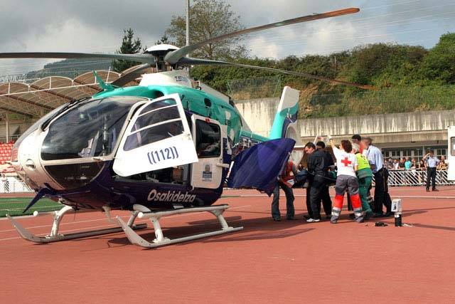 Juan Mari Eguren helikopteroan Mintxetatik Gipuzkoako Poliklinikara eraman zuten unea.