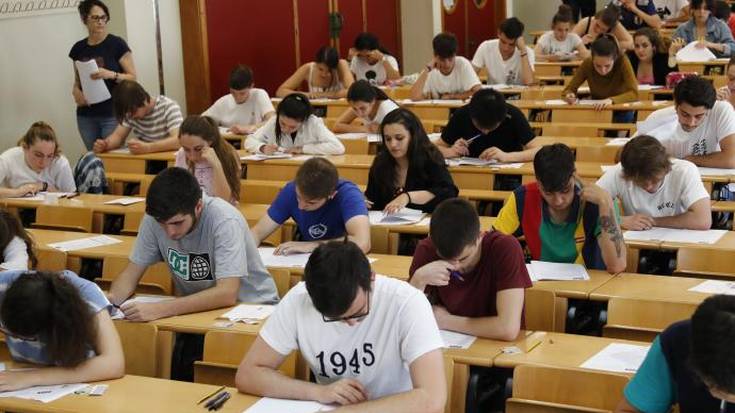 Unibertsitatera sartzeko hautaproba atzeratu dute