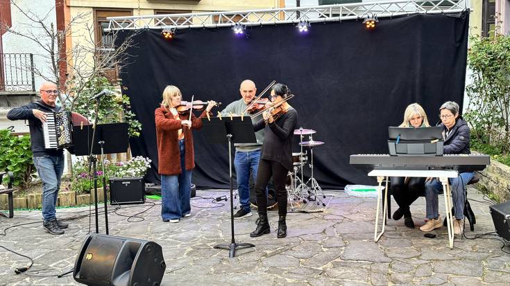 Musika eskolako ikasle helduen emanaldia iruditan