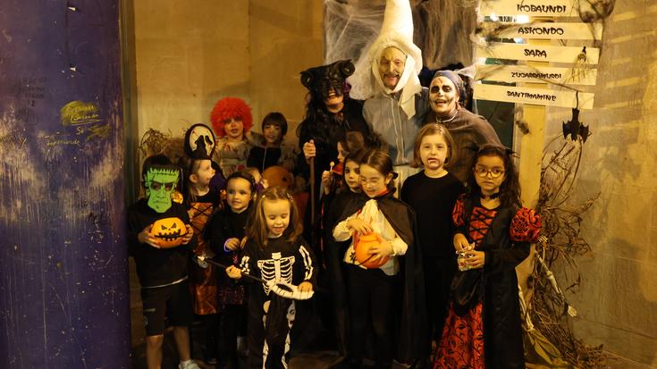 Beldur-jolasetan ibili dira Mendaron haurrak Arno guraso elkartekoen eskutik