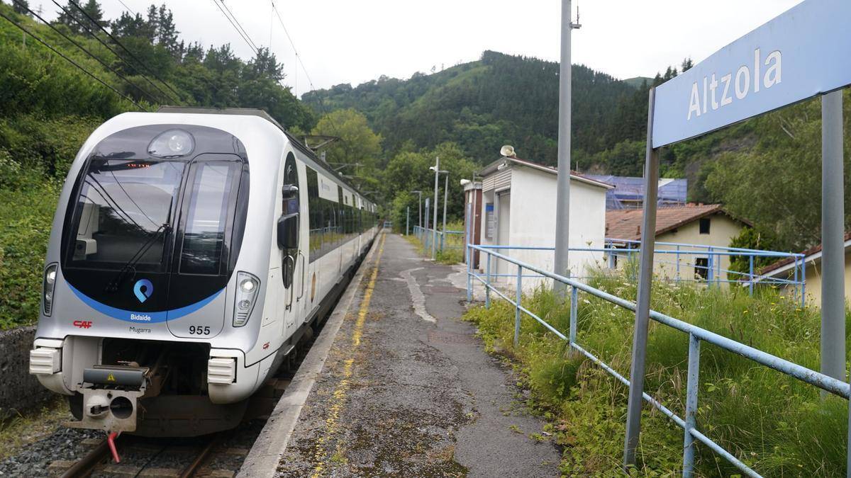 Altzolako tren geltokia eraikitzeko proiektua ezabatu izana arrazoitzeko eskatu dute Batzar Nagusiek