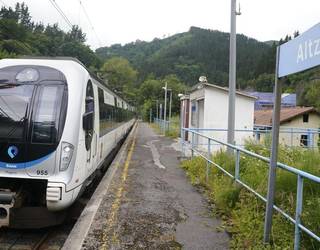 Altzolako tren geltokia eraikitzeko proiektua ezabatu izana arrazoitzeko eskatu dute Batzar Nagusiek