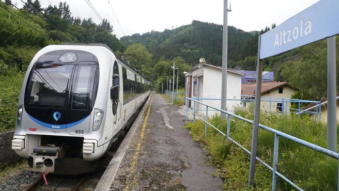 Altzolako tren geltokia eraikitzeko proiektua ezabatu izana arrazoitzeko eskatu dute Batzar Nagusiek