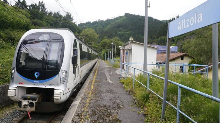 Altzolako tren geltokia eraikitzeko proiektua ezabatu izana arrazoitzeko eskatu dute Batzar Nagusiek