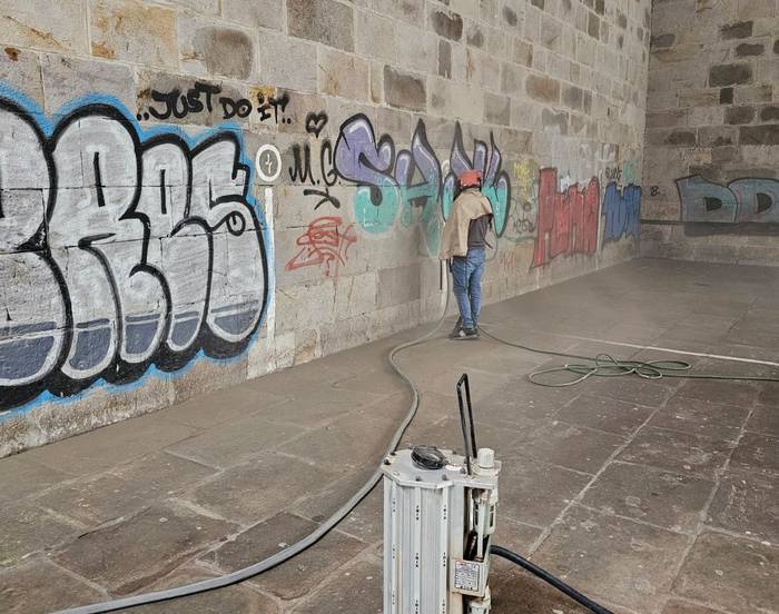 Herriguneko hainbat pintada garbitzen dihardute langileek egunotan
