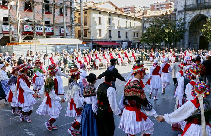 Euskal folklore erakustaldia eman dute Kezka, Duguna eta Haritz dantza taldeek plazan