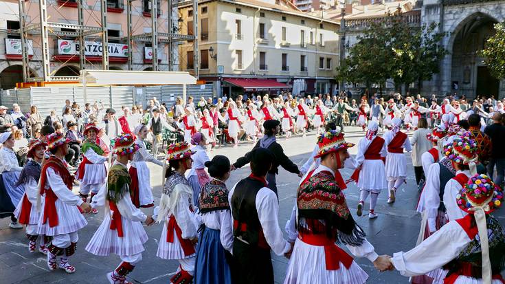 Euskal folklore erakustaldia eman dute Kezka, Duguna eta Haritz dantza taldeek plazan