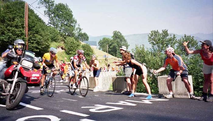 Lance Armstrong (elastiko horiaz) eta Iban Basso Pla D´Adet gainean. 2005eko argazkia.