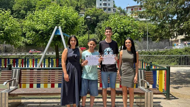 Elhuyar Zientzia Azokan saritu dituzte Othman Achahboun eta Andoni Pato ikasle elgoibartarrak