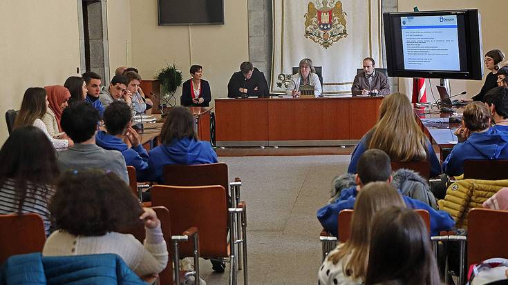 Hondakinen kudeaketaren inguruan dituzten kezkak eta proposamenak udalbatzarrera eraman dituzte ikasleek