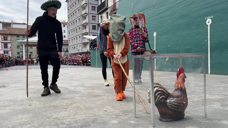 Gaztetxoenek eman diete hasiera aratusteei, Oilarraren jokoarekin