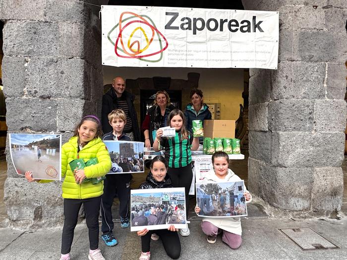 Hasi dira Lesbosko kanpalekuetarako elikagaiak batzen