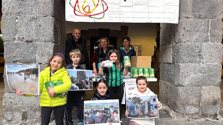 Hasi dira Lesbosko kanpalekuetarako elikagaiak batzen