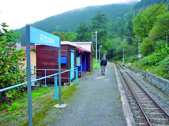 Altzolako tren geltokia mantentzearen aldeko adierazpen instituzionala nahi du Altzolan Geltokia Bai! plataformak