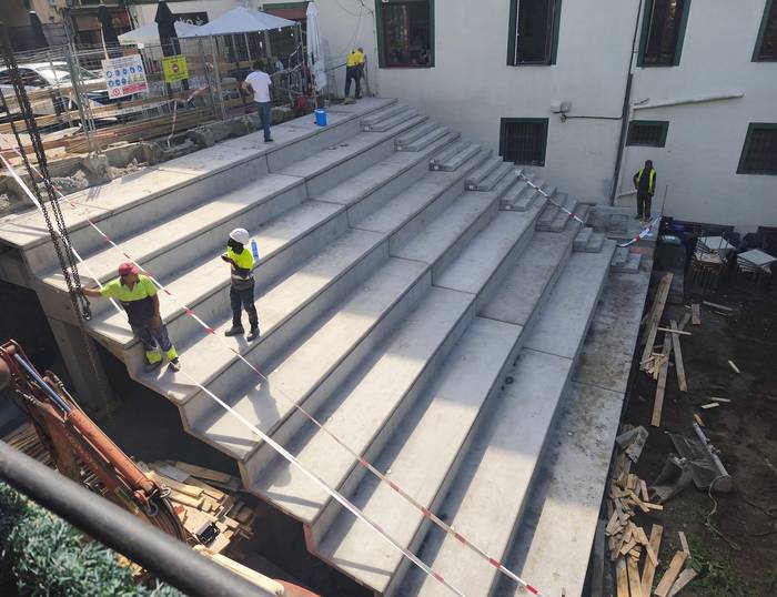 Ipini dituzte harmailak Soraluzen Deba ibaiari begira