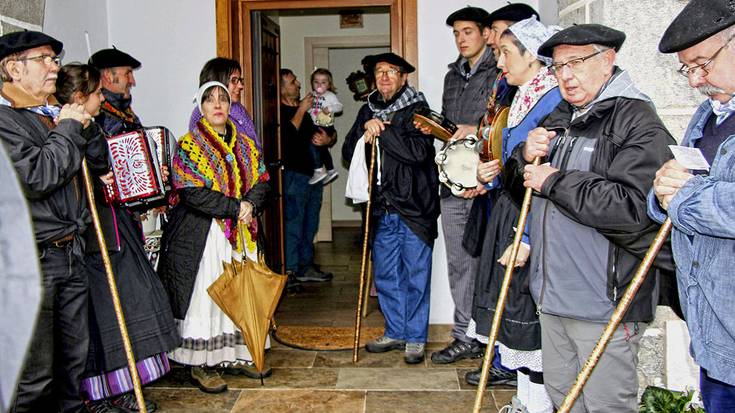 Mendaron kale auzoetan ibiliko dira kopla kantuan