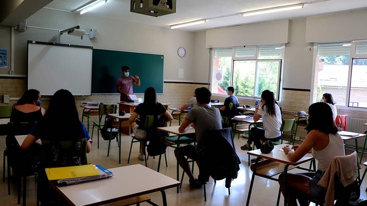 Institutuko bi ikasgela konfinatuta daude bi ikaslek positibo eman ostean