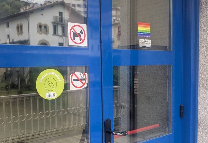 Jaso Burua Soraluzek Udalarekin elkarlanean, “Geuria Erabili Zeinke” kanpaina abiatu du herriko saltoki, taberna eta gune publikoekin batera