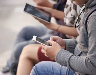 Seme-alabak interneteko arriskuetatik babesteko formakuntza saioa egingo dute bihar