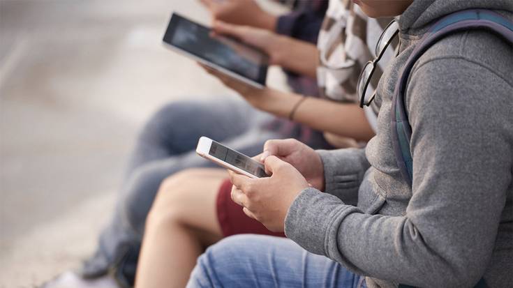 Seme-alabak interneteko arriskuetatik babesteko formakuntza saioa antolatu dute