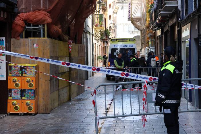 San Bartolome kalea itxi dute obretan dagoen eraikin batetik horma zatiak erori direlako