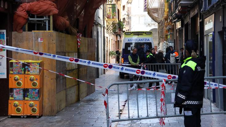 San Bartolome kalea itxi dute obretan dagoen eraikin batetik horma zatiak erori direlako