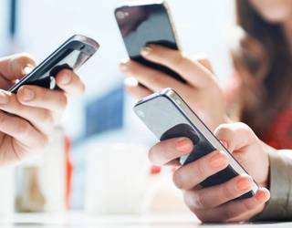 Amatau Mobila taldekoak pozik daude seme-alabei sakelekoa emateko adina atzeratzen ari delako