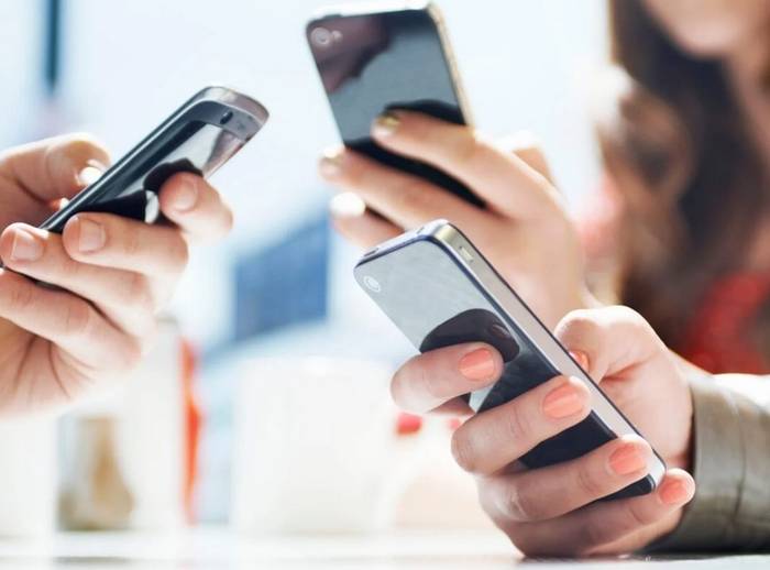 Amatau Mobila taldekoak pozik daude seme-alabei sakelekoa emateko adina atzeratzen ari delako