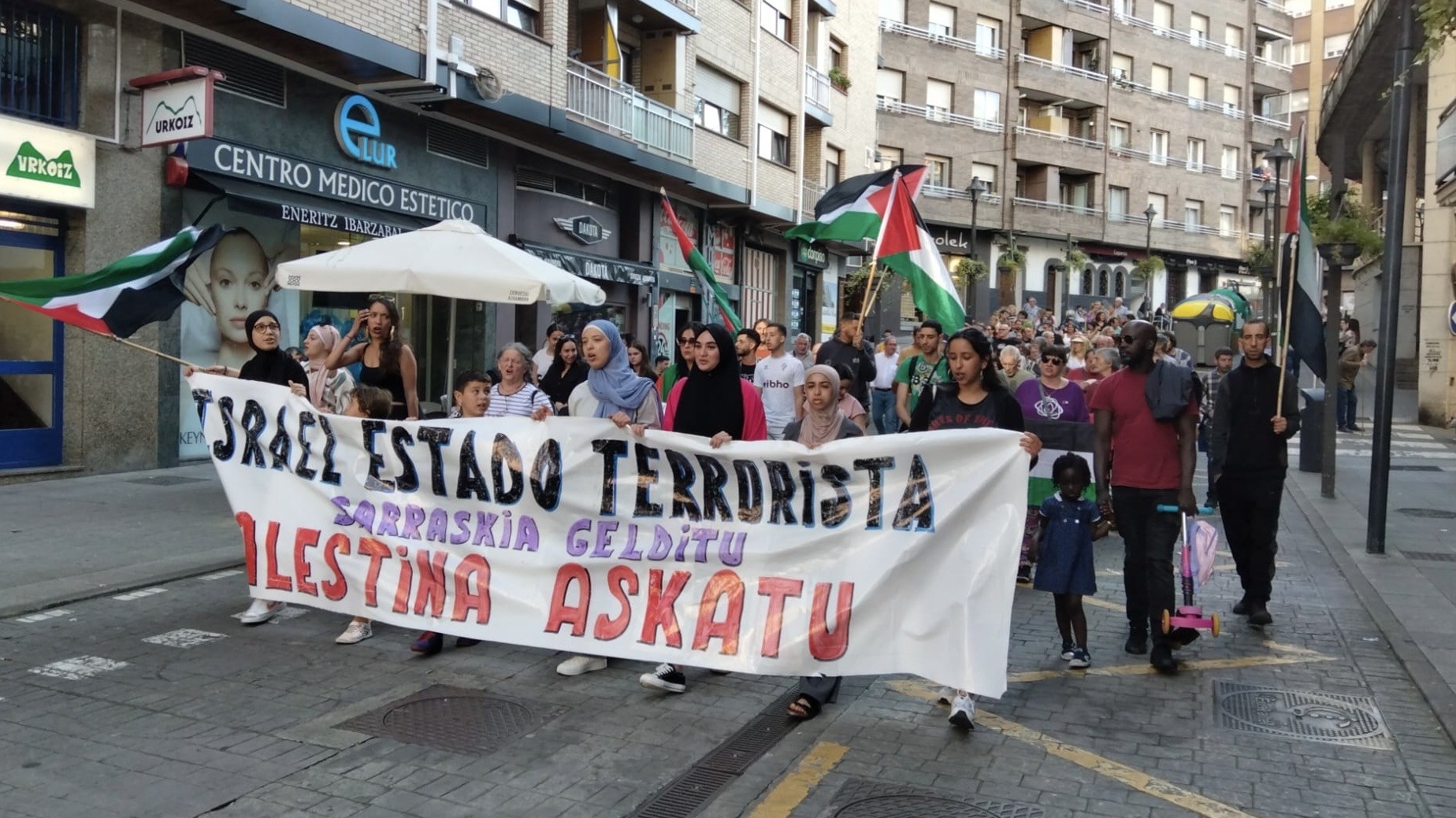 200 lagun batu ziren atzoko manifestaziora