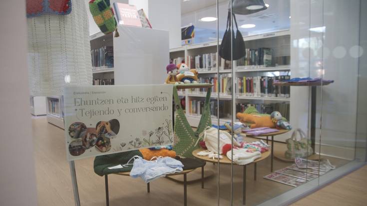 Eskuz eta berbaz landutakoak erakusgai liburutegian