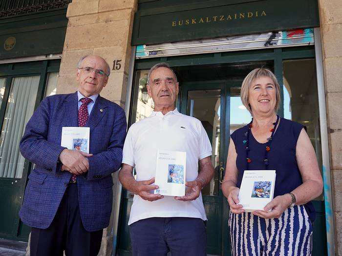 'Hegan eta jare' bere bigarren nobela aurkeztu du Angel Ugarteburuk gaur, Bilbon, Euskaltzaindiaren egoitzan