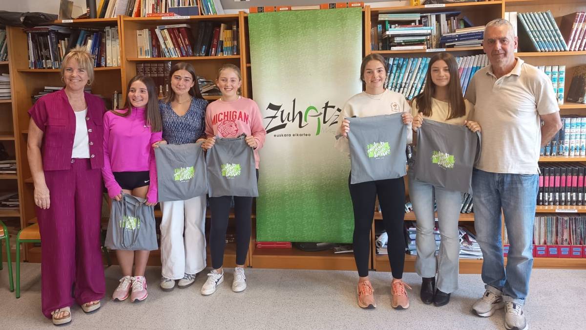 Banatu dituzte Mendata ikastetxeko literatur lehiaketari dagozkion sariak