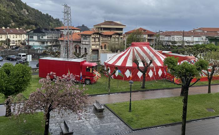 Francesco Zirkua hiru egunez izango da Deban