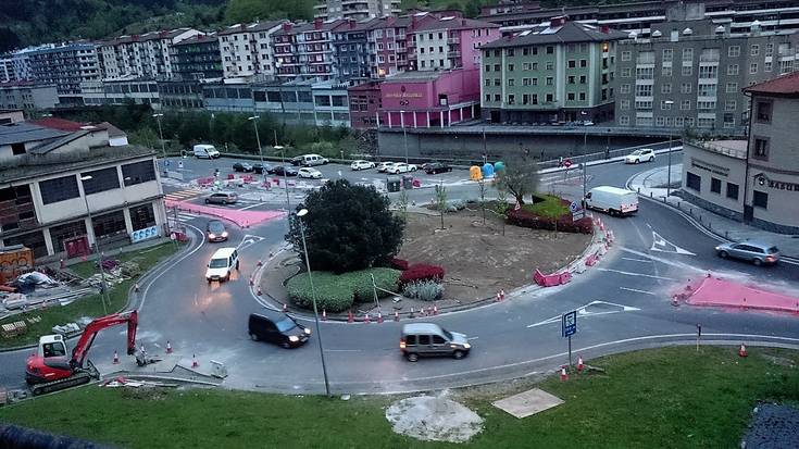 Maalako errotonda berrian asfaltatze lanak egiteko trafikoa etengo dute