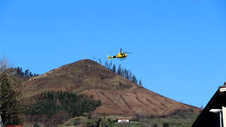 Argindar lineen mantentze lanetan ibili da helikoptero bat Elgoibar inguruan