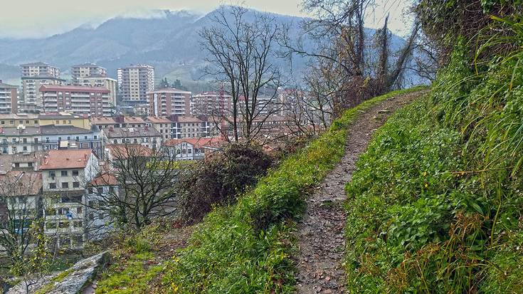 Urazandi eta Aizkorri arteko bidexka berrurbanizatzeko lanak hasi dituzte