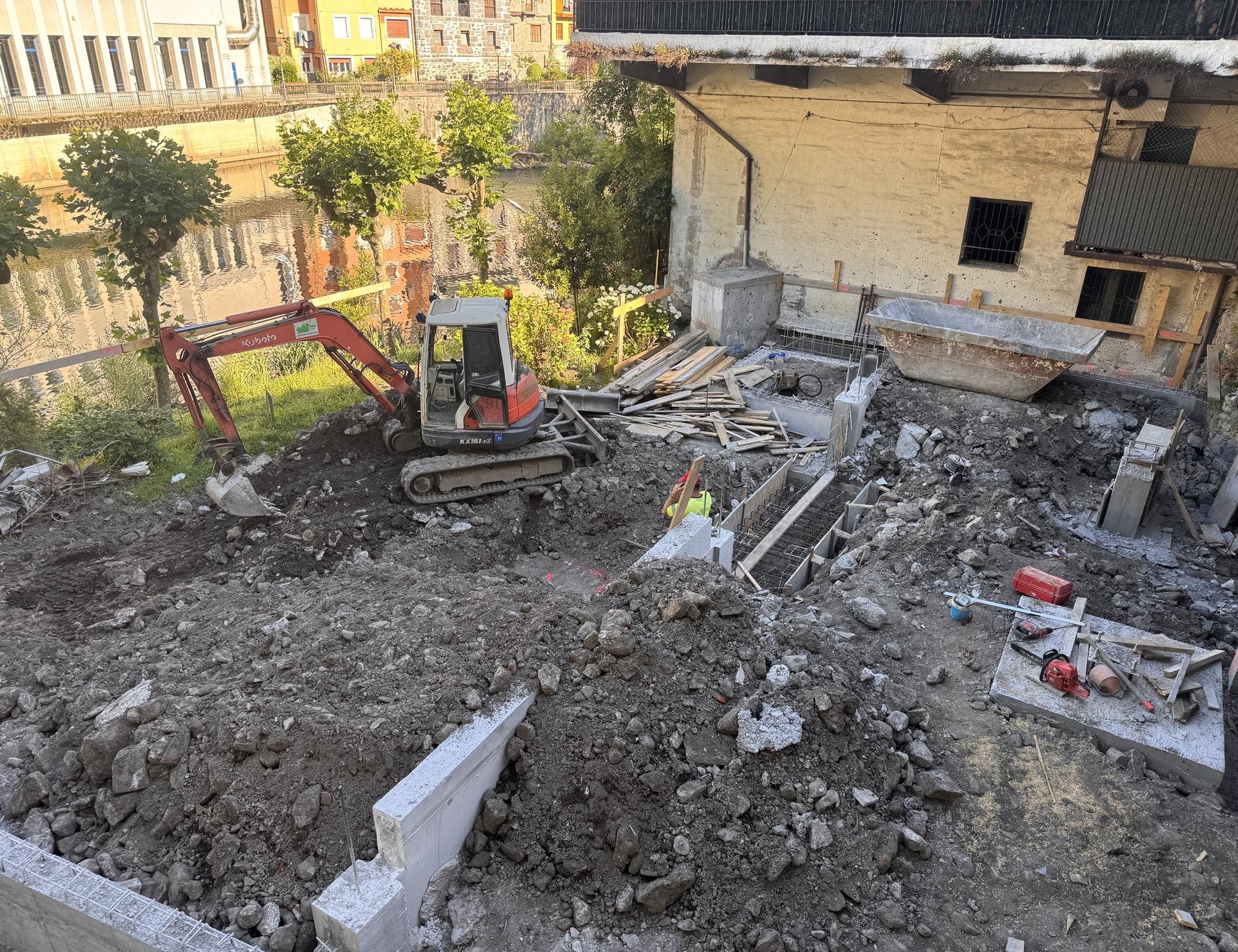 Harmailendako zimentazioa egin eta gero, harmailak neurrira aurrefabrikatuko dituzte Soraluzeko Plaza Zaharrerako